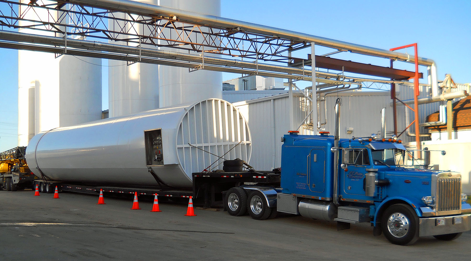 Vertical dairy tank transport